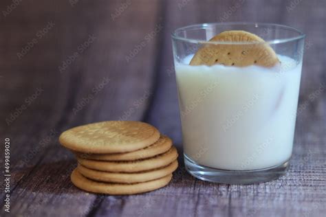 Galletas cucas con un vaso de leche