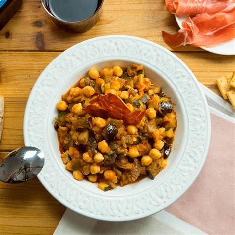 Plato de garbanzos con pisto y jamón serrano