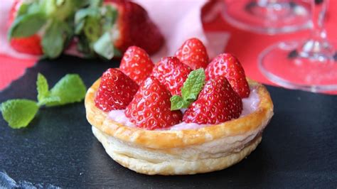 Tartaletas de hojaldre con crema y fresas decoradas