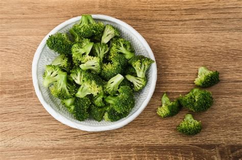 Brócoli fresco listo para cocinar