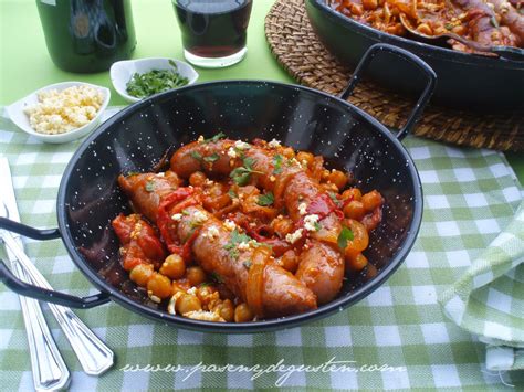 Plato de salchichas con garbanzos y tomate