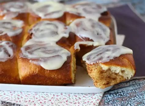 Tarta de cinnamon rolls con glaseado