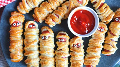 Momias de salchicha de hojaldre con ojos comestibles
