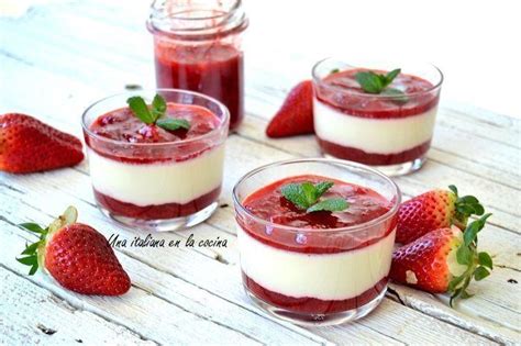Postres variados con coulis de fresa