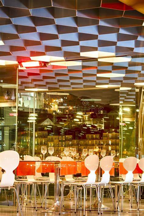 Interior moderno y acogedor del restaurante La Capa