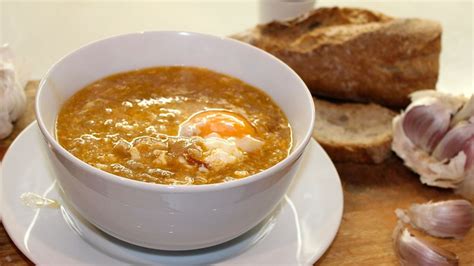 Familia compartiendo sopa de ajo en invierno