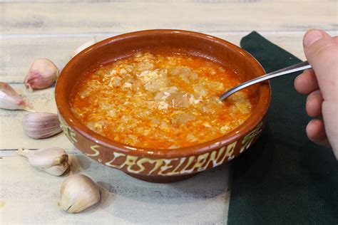 Mesa con ingredientes para sopa de ajo