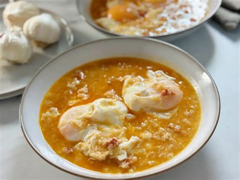 Plato de sopa de ajo recién hecha
