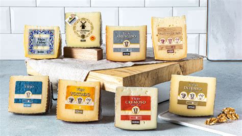 Varios quesos con etiquetas que indican pasteurización o leche cruda