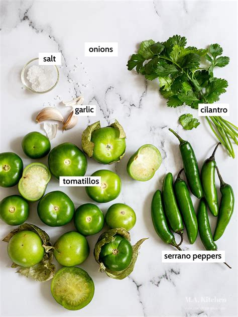 Ingredientes frescos para salsa verde