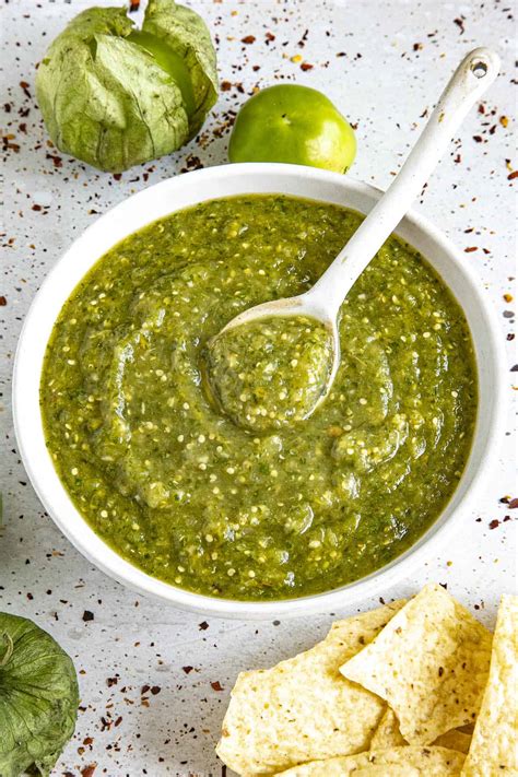 Salsa verde mexicana en tazón