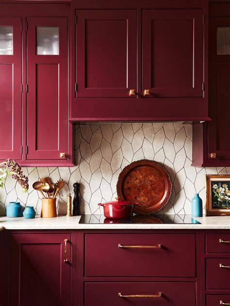 Cocina moderna con cortinas de color berenjena bajo el fregadero