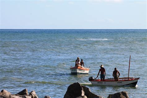 Pescadores cocinando en un barco de pesca