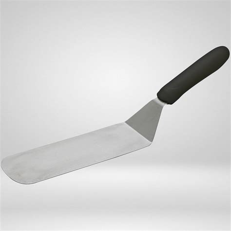 Variedad de palas para alimentos en una cocina profesional