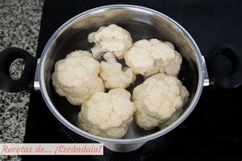 Ramilletes de coliflor hirviendo en una olla