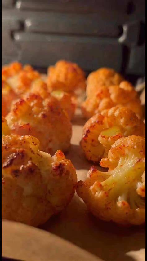 Coliflor marinada en un bol, lista para servir