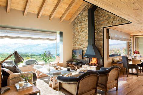 Interior de una casa rural con chimenea y mobiliario rústico