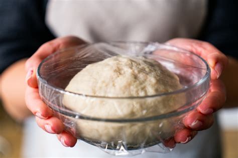 Masa de pan reposando en un bol cubierto