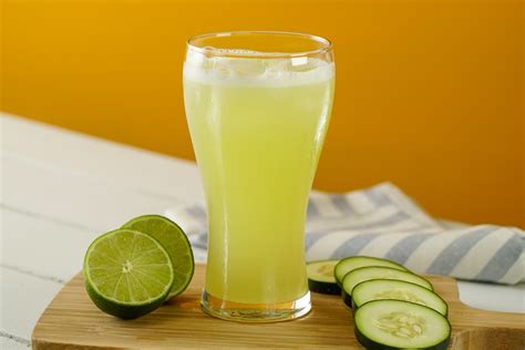 Vaso de agua con rodajas de limón y pepino