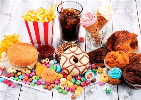 Plato de comida rápida y bebidas azucaradas