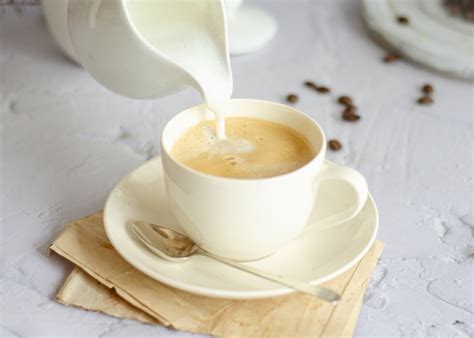 Taza de café con leche de almendras y espuma