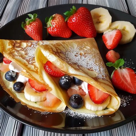 Crepes con frutas y sirope, listos para servir