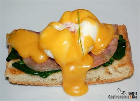 Huevos Benedictinos sobre tostada con jamón y salsa holandesa