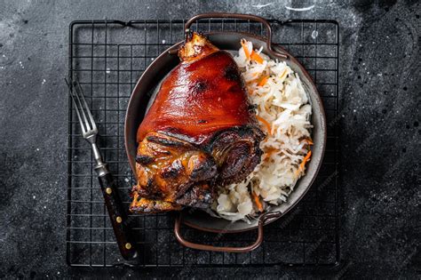 Plato de codillo de cerdo asado con patatas y chucrut