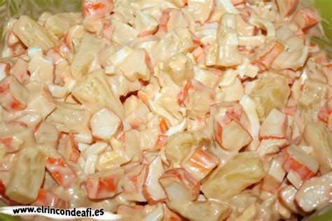 Ensalada de lechuga con palitos de cangrejo lista para servir