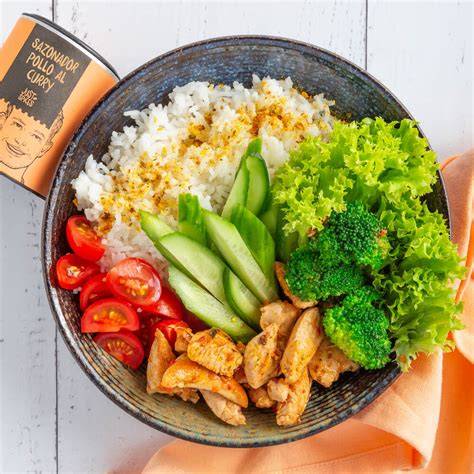 Bowl de arroz con pollo y verduras