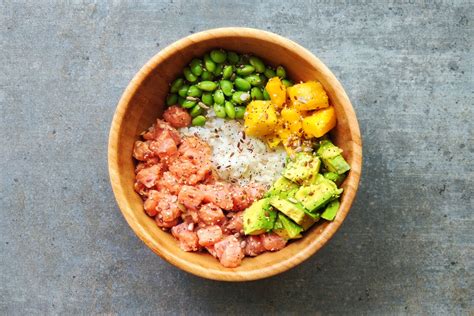 Poké bowl con pollo teriyaki y aguacate