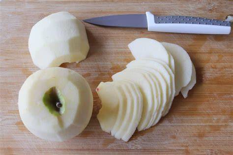 Manzanas cortadas en láminas finas rociadas con limón