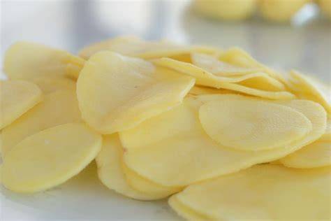 Patatas peladas y cortadas para tortilla