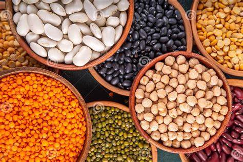 Variedad de legumbres secas: garbanzos, lentejas, judías