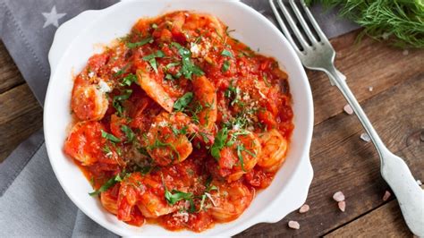 Gambas con tomate picante servidas con arroz