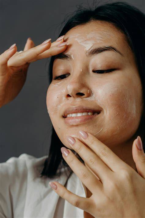Campo de arroz y mujeres asiáticas aplicando tratamientos faciales de arroz