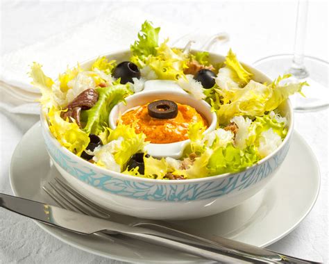 Ingredientes del Xató: escarola, bacalao, atún, anchoas, almendras, avellanas