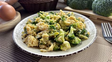 Plato de brócoli con huevo duro y limón