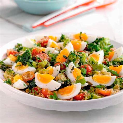 Ensalada de tabulé con brócoli, cuscús y huevo