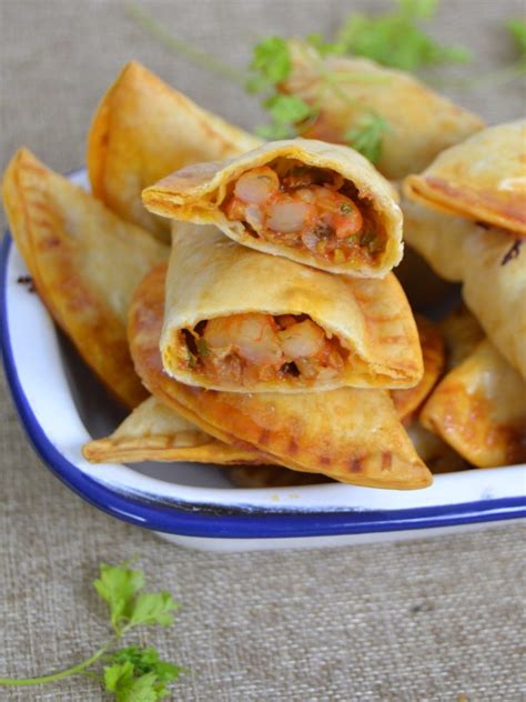 Empanadillas de gambas recién horneadas