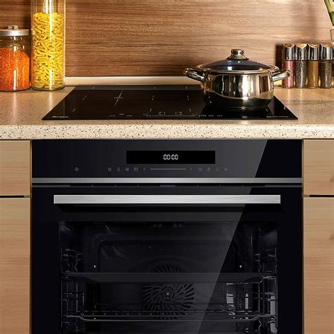 Cocina moderna con horno y placa de inducción Siemens