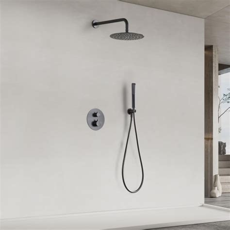 Colgador de alcachofa de ducha Imex negro instalado en un baño moderno