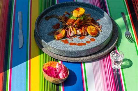 Escalivada presentada en un plato con rayas de colores