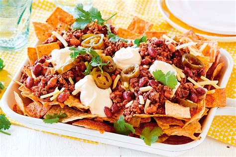 Chili con carne servido con nachos y arroz
