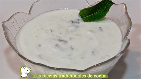 Salsa de yogur con menta en un bol