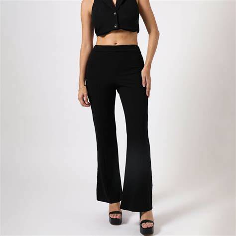 Mujer usando pantalones flare de crepé