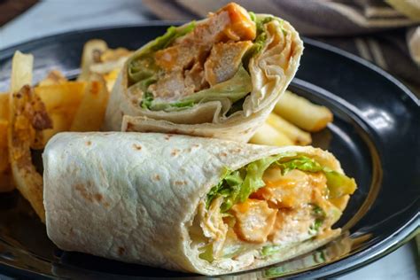 Burritos de pollo gratinados con queso derretido