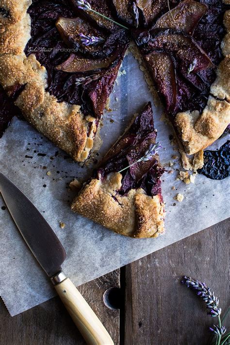 Galette de ciruelas recién horneada