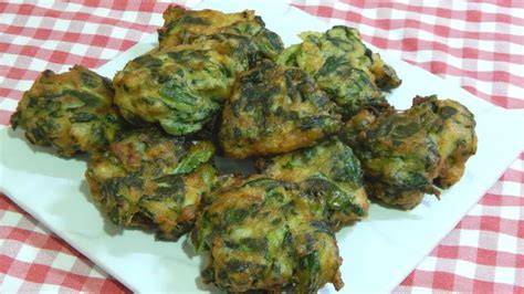 Buñuelos de acelga en un plato