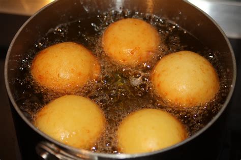 Buñuelos friéndose en aceite caliente